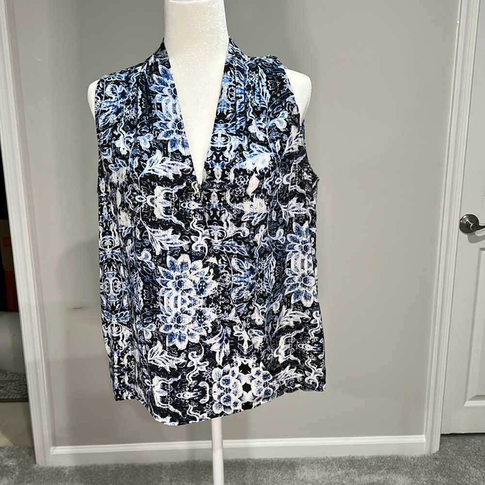Nordstrom Chelsea28 top in shades of blue, size Large.